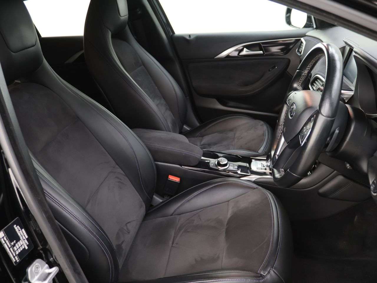 2016 INFINITI Q30 2016 INFINITI Q30