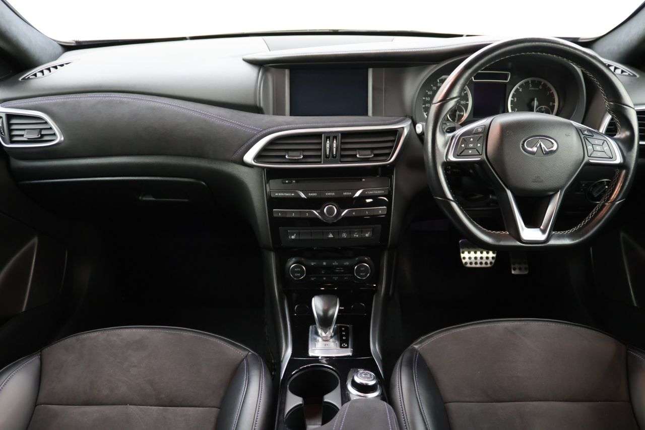 2016 INFINITI Q30 2016 INFINITI Q30