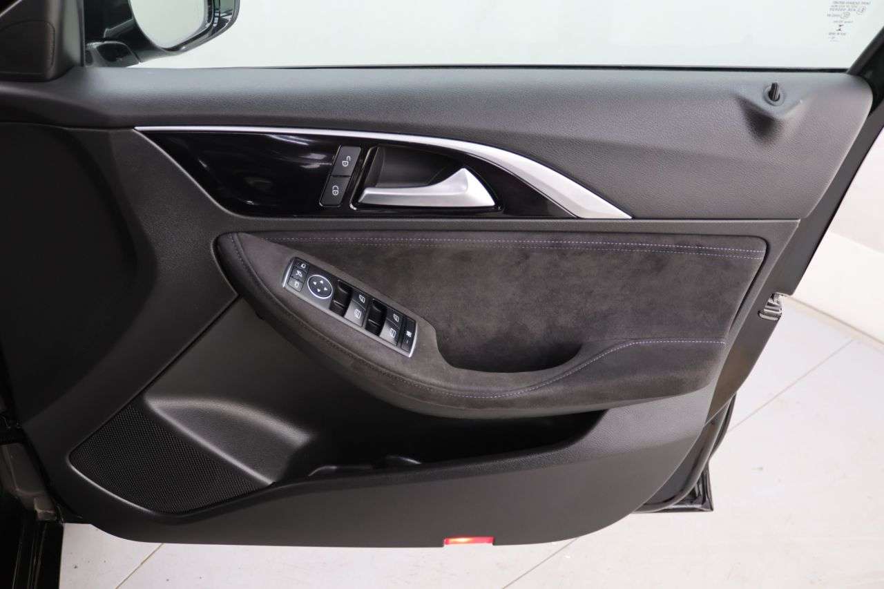 2016 INFINITI Q30 2016 INFINITI Q30