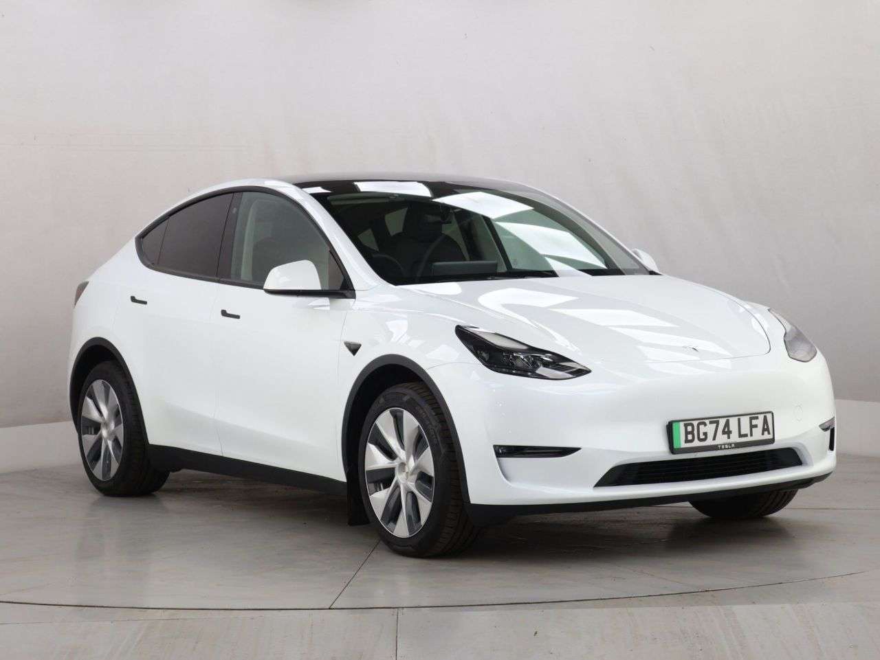 A 2024 TESLA MODEL Y (Dual Motor) Long Range SUV 5dr Electric Auto 4WDE (384 bhp) A 2024 TESLA MODEL Y (Dual Motor) Long Range SUV 5dr Electric Auto 4WDE (384 bhp)