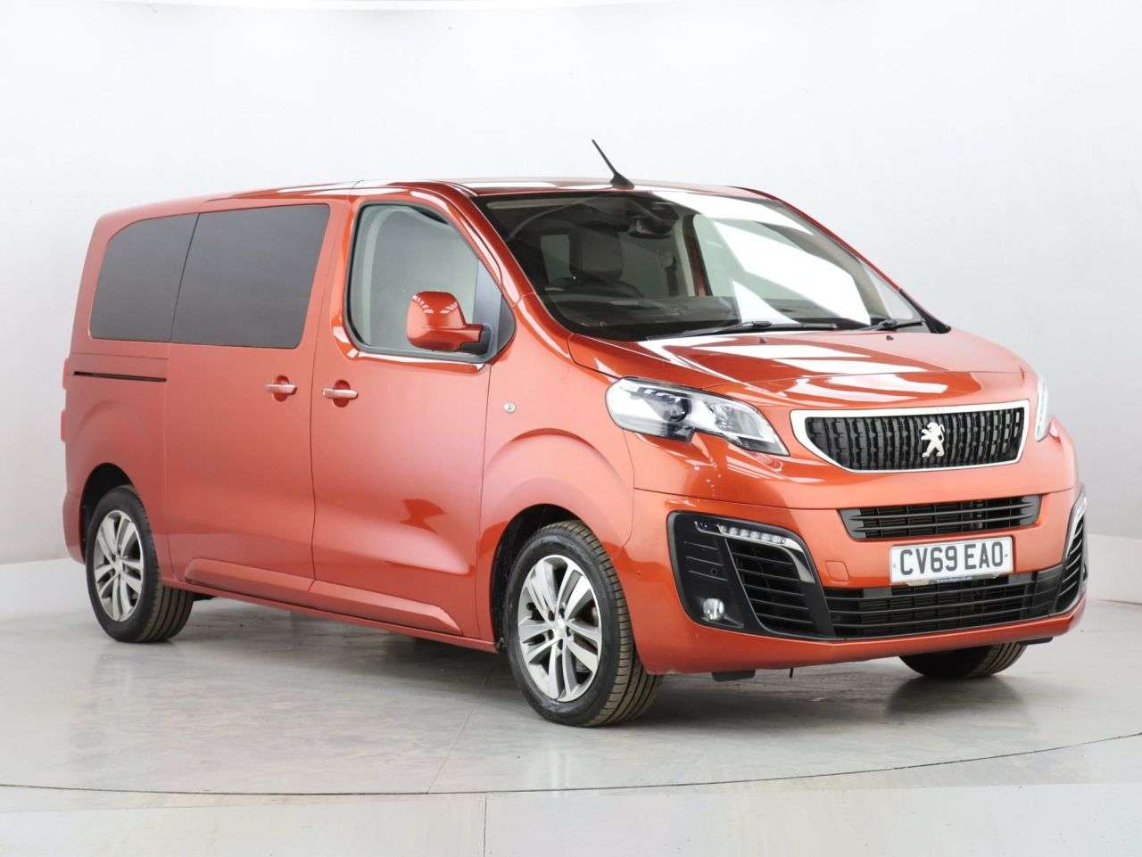 A 2019 PEUGEOT TRAVELLER 2.0 BlueHDi Allure Standard MPV 5dr Diesel EAT8 MWB Euro 6 (s/s) (180 ps) A 2019 PEUGEOT TRAVELLER 2.0 BlueHDi Allure Standard MPV 5dr Diesel EAT8 MWB Euro 6 (s/s) (180 ps)