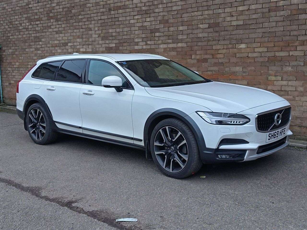 A 2019 VOLVO V90 CROSS COUNTRY 2.0 D4 Plus Estate 5dr Diesel Auto AWD Euro 6 (s/s) (190 ps) A 2019 VOLVO V90 CROSS COUNTRY 2.0 D4 Plus Estate 5dr Diesel Auto AWD Euro 6 (s/s) (190 ps)
