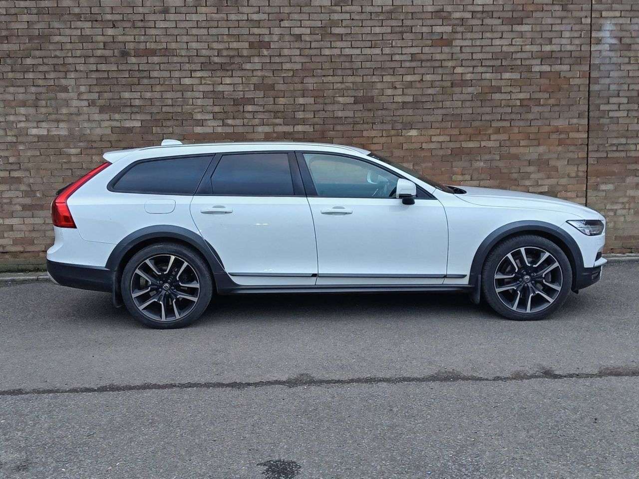 A 2019 VOLVO V90 CROSS COUNTRY 2.0 D4 Plus Estate 5dr Diesel Auto AWD Euro 6 (s/s) (190 ps) A 2019 VOLVO V90 CROSS COUNTRY 2.0 D4 Plus Estate 5dr Diesel Auto AWD Euro 6 (s/s) (190 ps)