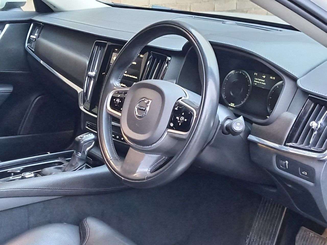 A 2019 VOLVO V90 CROSS COUNTRY 2.0 D4 Plus Estate 5dr Diesel Auto AWD Euro 6 (s/s) (190 ps) A 2019 VOLVO V90 CROSS COUNTRY 2.0 D4 Plus Estate 5dr Diesel Auto AWD Euro 6 (s/s) (190 ps)