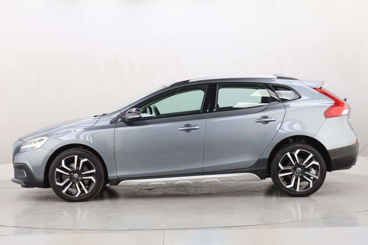 2019 VOLVO V40 2019 VOLVO V40