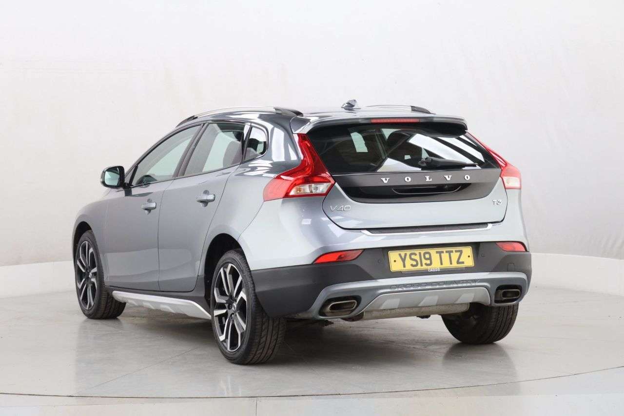 2019 VOLVO V40 2019 VOLVO V40