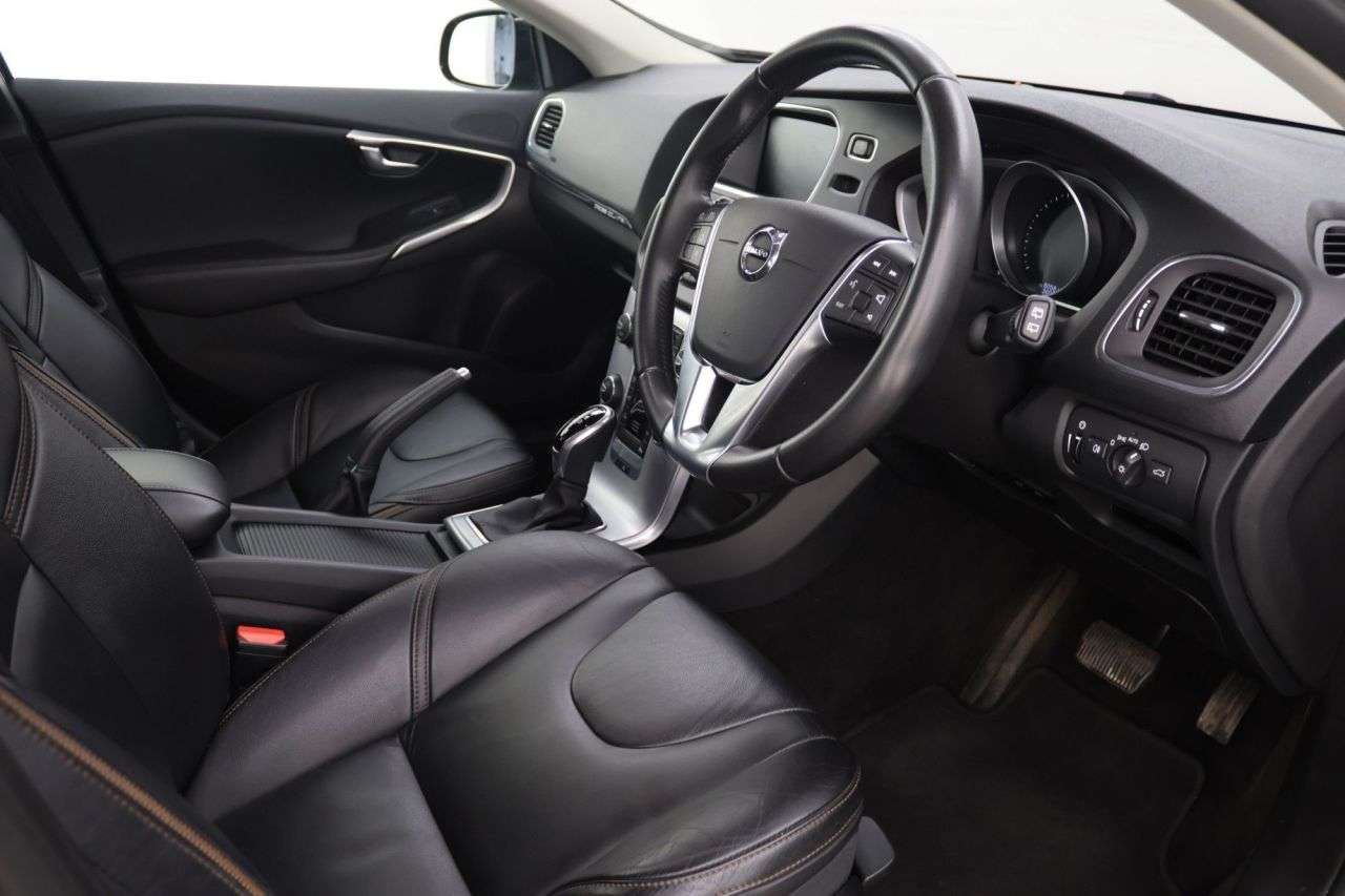 2019 VOLVO V40 2019 VOLVO V40