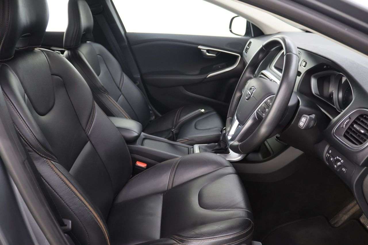 2019 VOLVO V40 2019 VOLVO V40