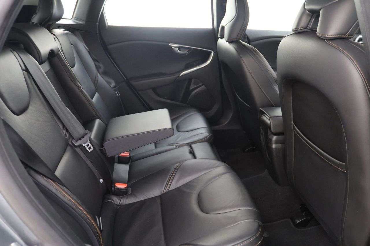 2019 VOLVO V40 2019 VOLVO V40