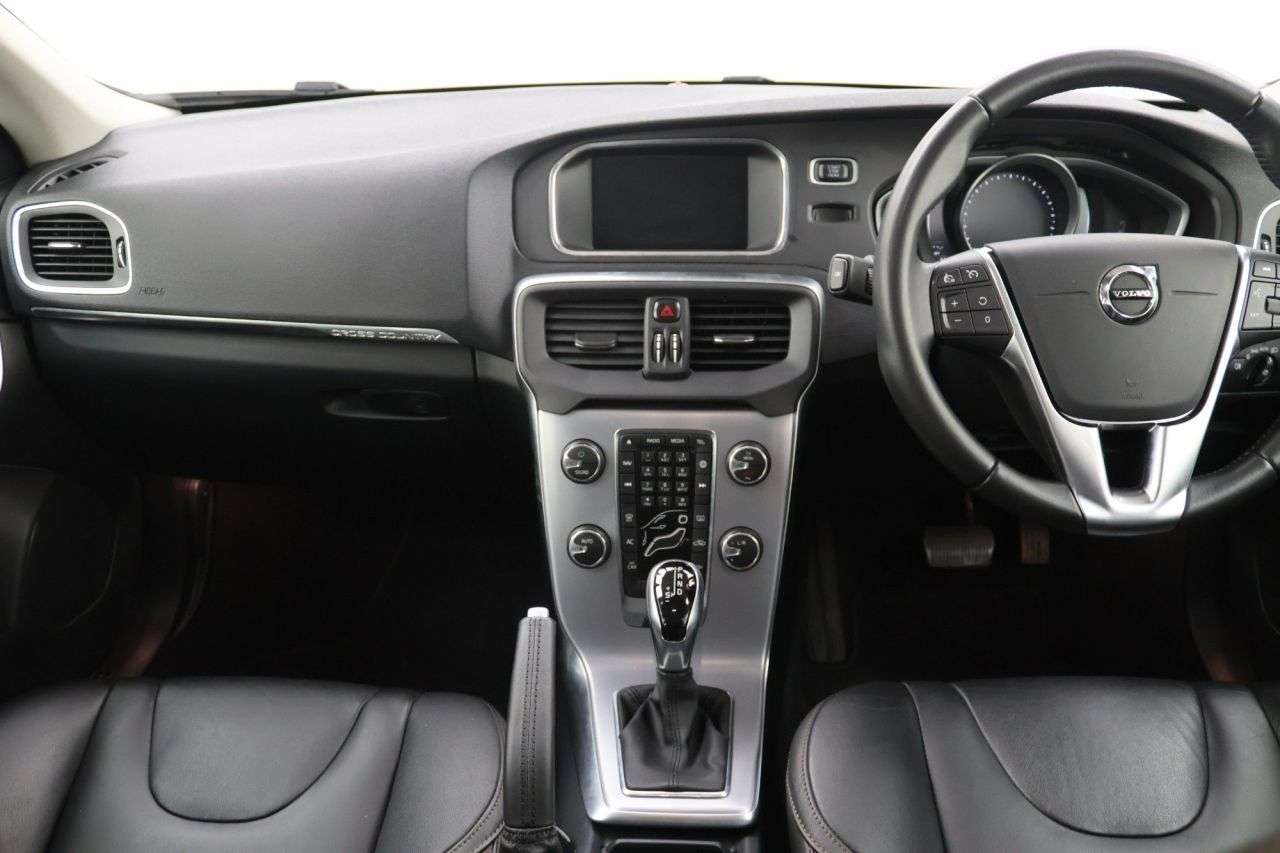 2019 VOLVO V40 2019 VOLVO V40