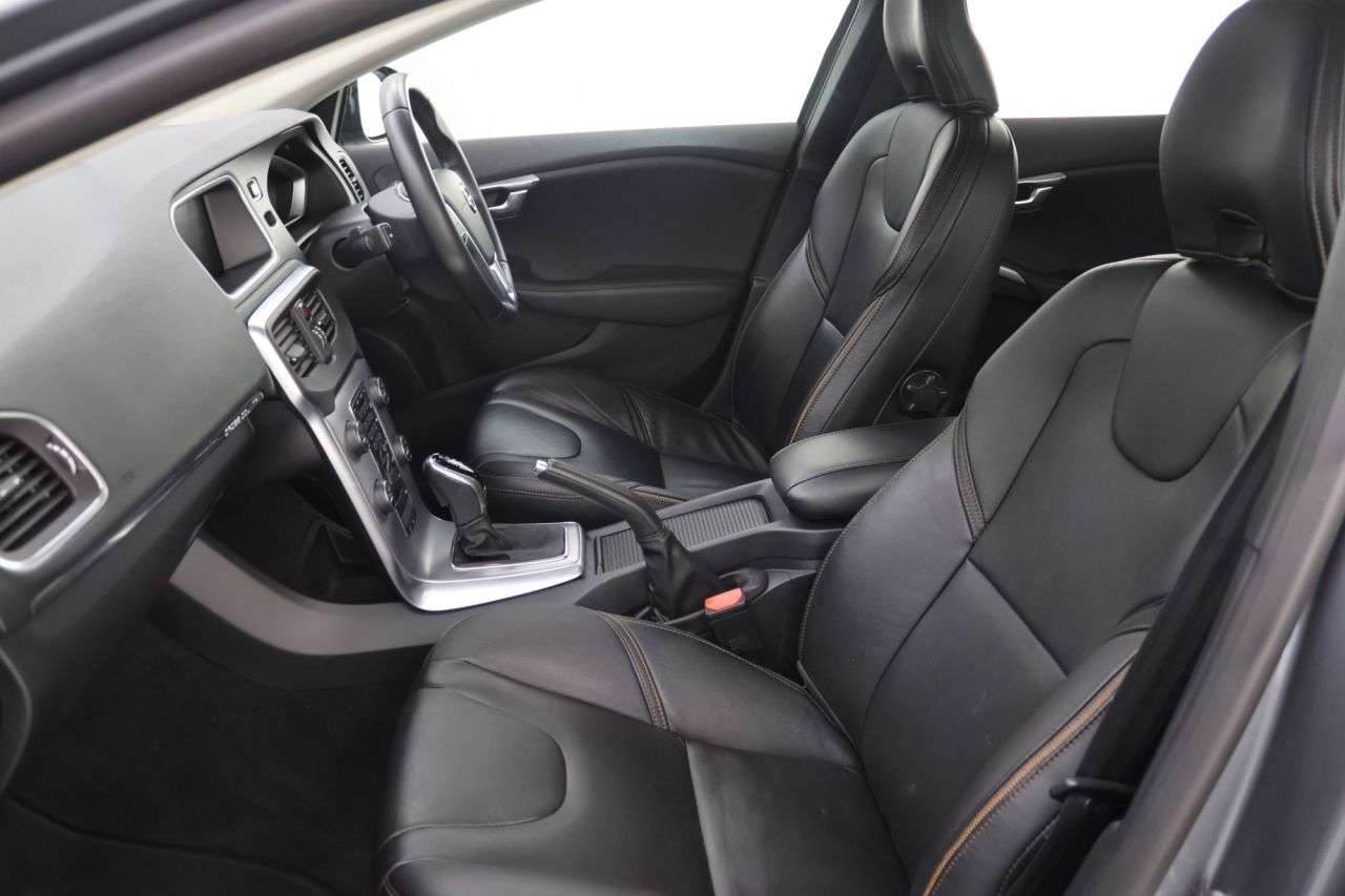 2019 VOLVO V40 2019 VOLVO V40