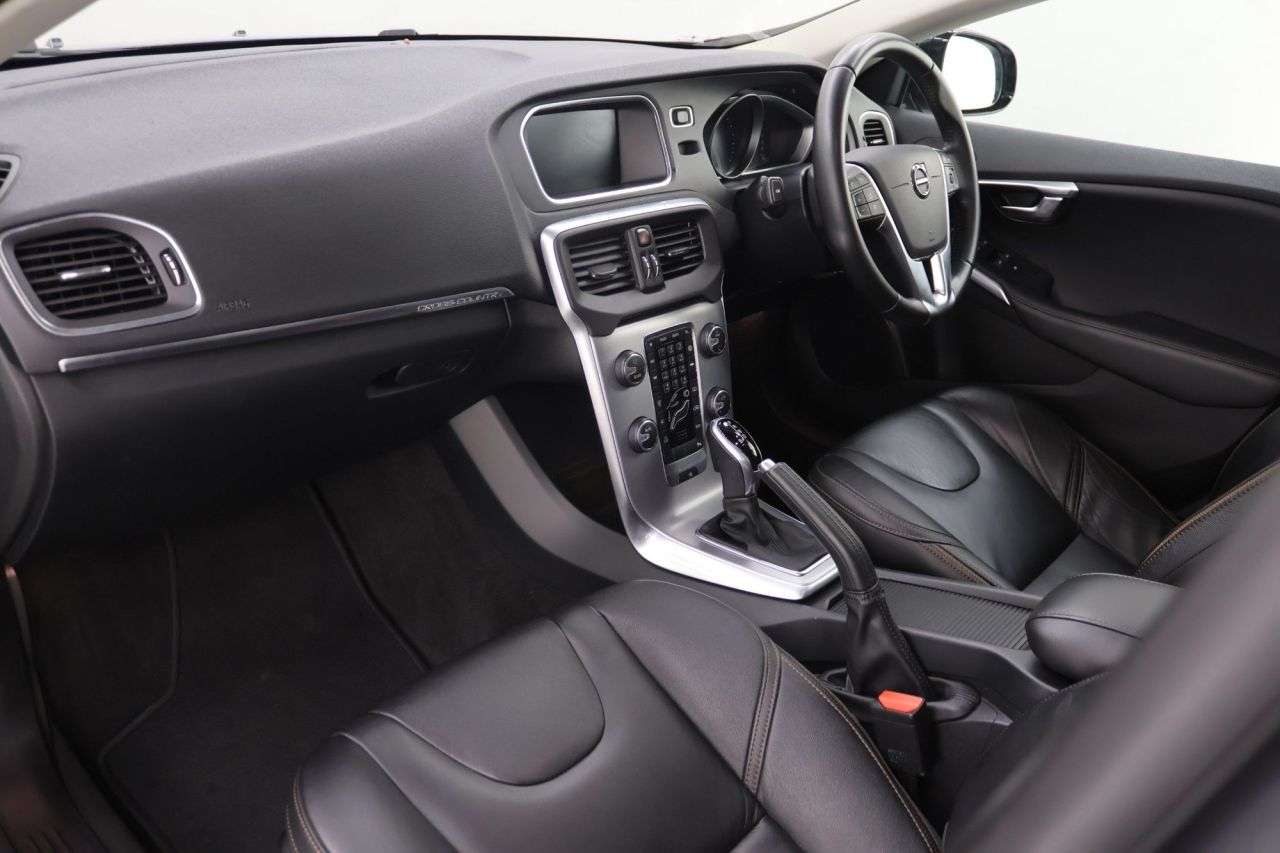 2019 VOLVO V40 2019 VOLVO V40