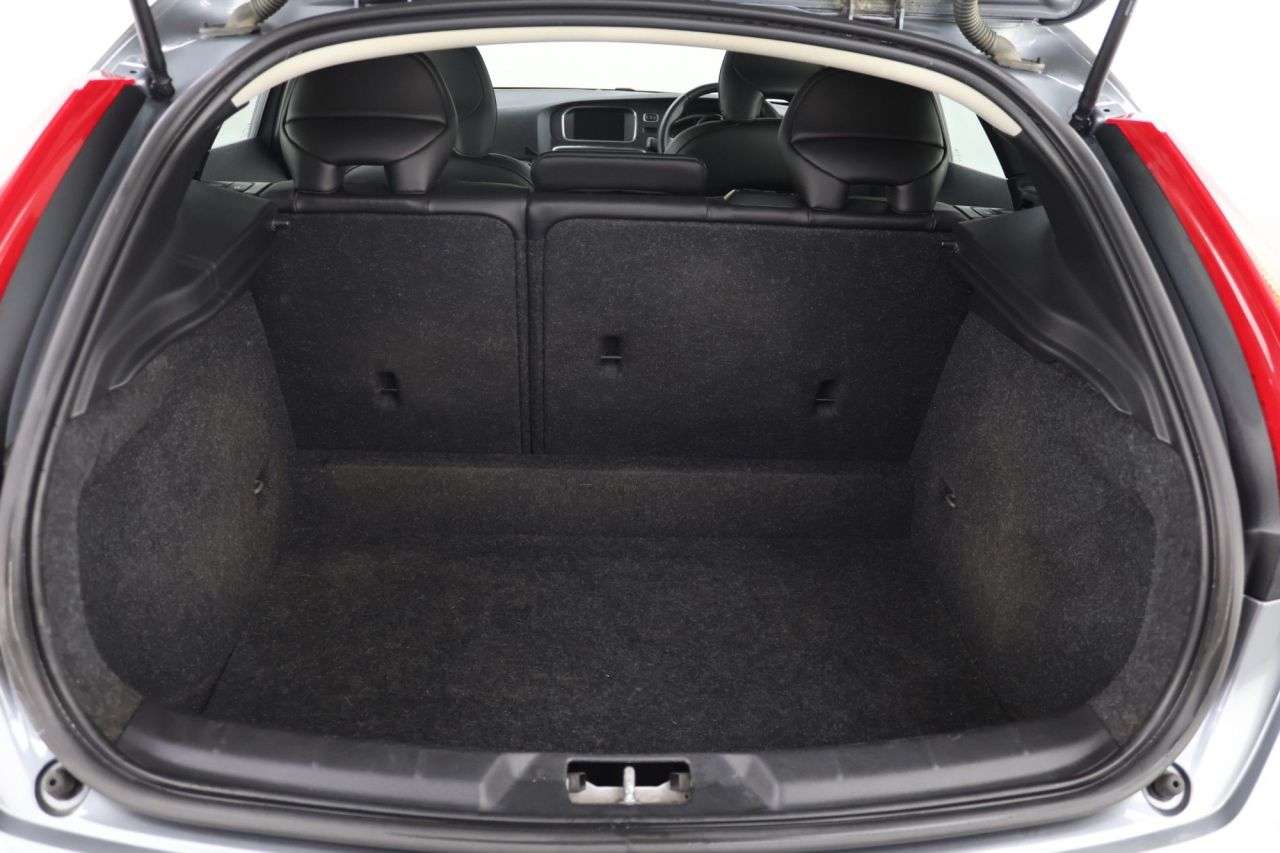 2019 VOLVO V40 2019 VOLVO V40