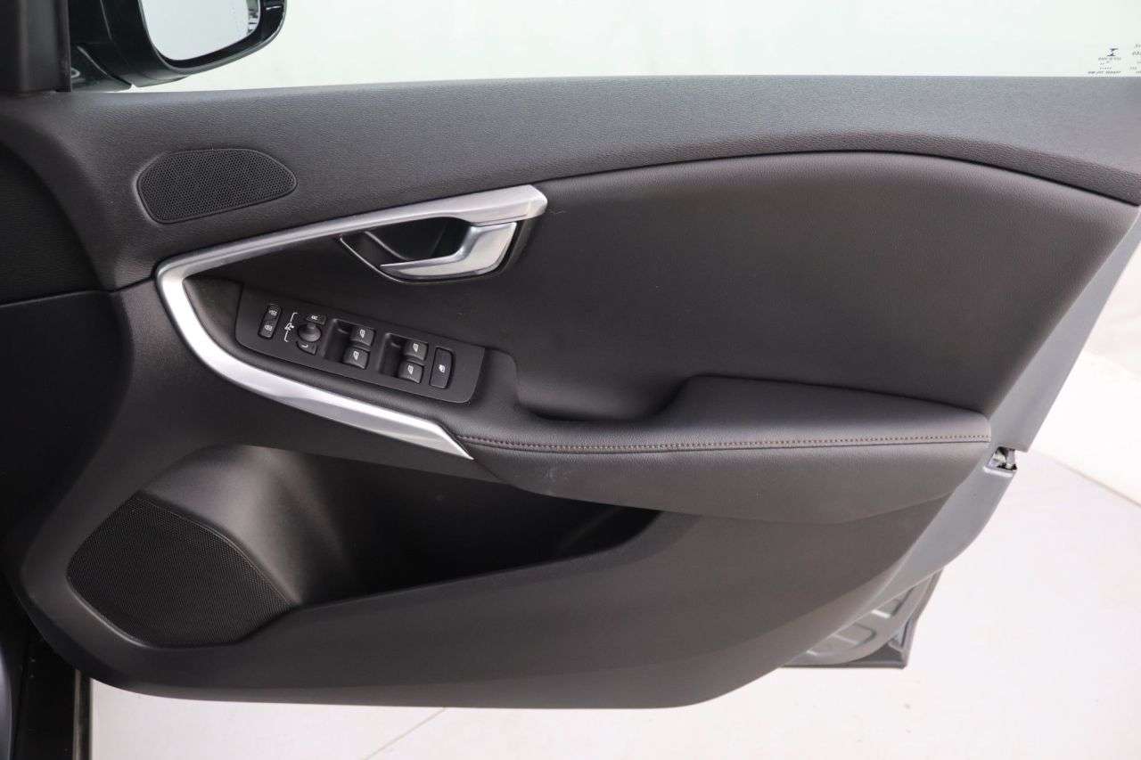 2019 VOLVO V40 2019 VOLVO V40