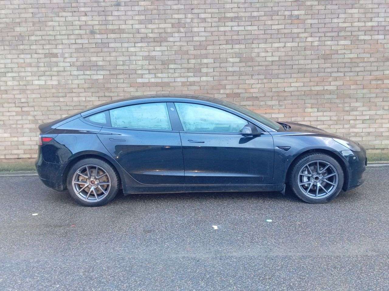 A 2021 TESLA MODEL 3 Standard Range Plus Saloon 4dr Electric Auto RWD (241 bhp) A 2021 TESLA MODEL 3 Standard Range Plus Saloon 4dr Electric Auto RWD (241 bhp)