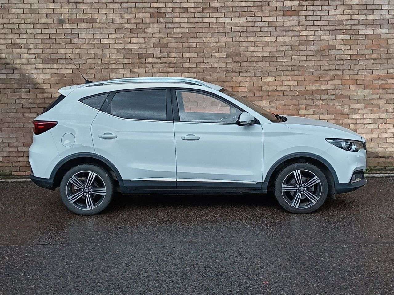 A 2019 MG MG ZS 1.0 T-GDI Exclusive SUV 5dr Petrol Auto Euro 6 (111 ps) A 2019 MG MG ZS 1.0 T-GDI Exclusive SUV 5dr Petrol Auto Euro 6 (111 ps)