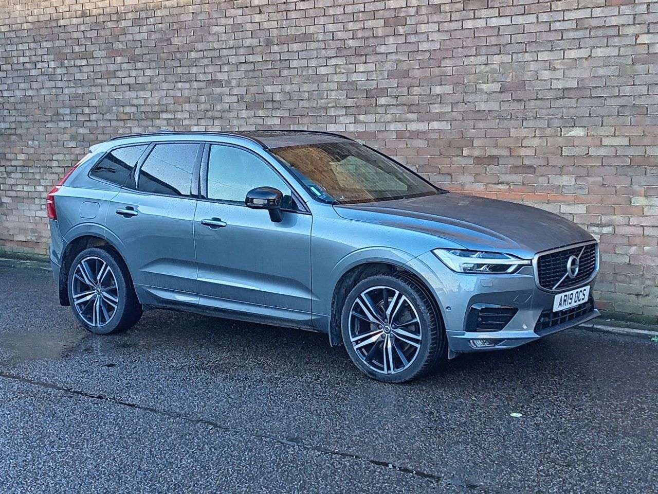 A 2019 VOLVO XC60 2.0 B5 MHEV R-Design Pro SUV 5dr Diesel Hybrid Auto AWD Euro 6 (s/s) (235 p A 2019 VOLVO XC60 2.0 B5 MHEV R-Design Pro SUV 5dr Diesel Hybrid Auto AWD Euro 6 (s/s) (235 p