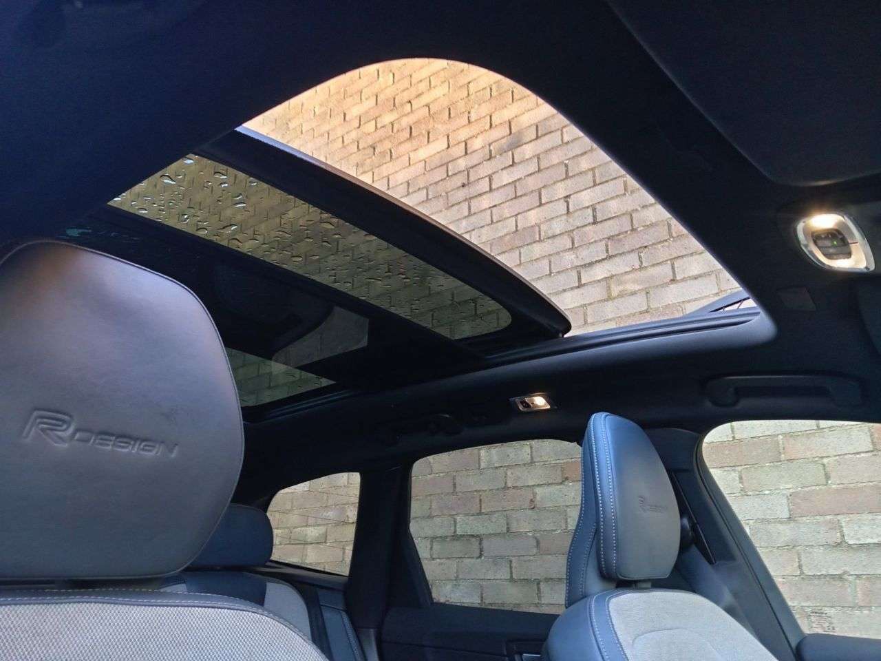 A 2019 VOLVO XC60 2.0 B5 MHEV R-Design Pro SUV 5dr Diesel Hybrid Auto AWD Euro 6 (s/s) (235 p A 2019 VOLVO XC60 2.0 B5 MHEV R-Design Pro SUV 5dr Diesel Hybrid Auto AWD Euro 6 (s/s) (235 p