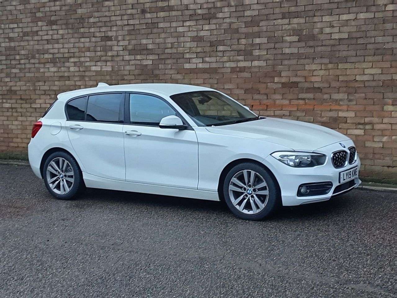 A 2019 BMW 1 SERIES 1.5 118i GPF Sport Hatchback 5dr Petrol Auto Euro 6 (s/s) (136 ps) A 2019 BMW 1 SERIES 1.5 118i GPF Sport Hatchback 5dr Petrol Auto Euro 6 (s/s) (136 ps)