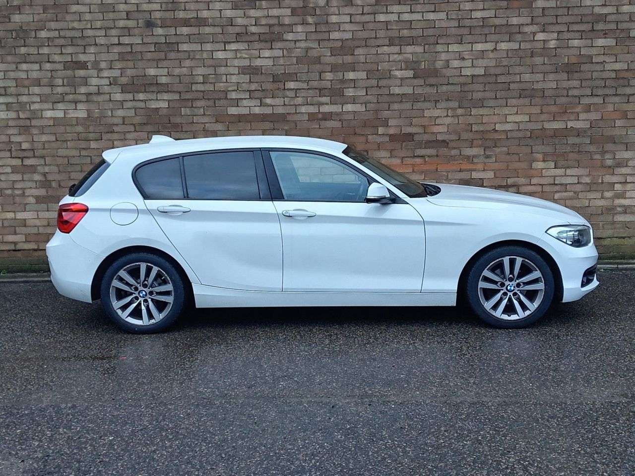 A 2019 BMW 1 SERIES 1.5 118i GPF Sport Hatchback 5dr Petrol Auto Euro 6 (s/s) (136 ps) A 2019 BMW 1 SERIES 1.5 118i GPF Sport Hatchback 5dr Petrol Auto Euro 6 (s/s) (136 ps)