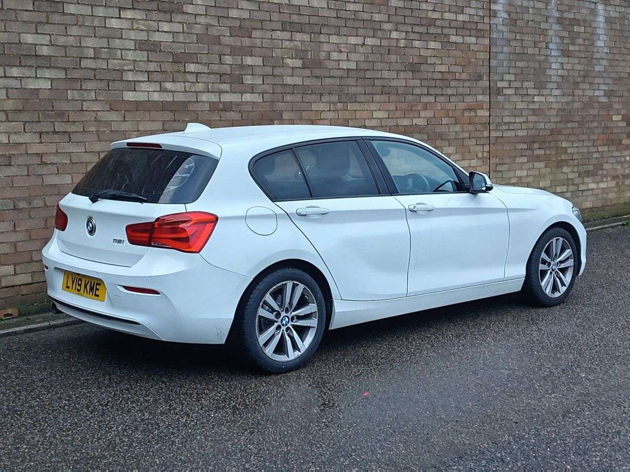 A 2019 BMW 1 SERIES 1.5 118i GPF Sport Hatchback 5dr Petrol Auto Euro 6 (s/s) (136 ps) A 2019 BMW 1 SERIES 1.5 118i GPF Sport Hatchback 5dr Petrol Auto Euro 6 (s/s) (136 ps)