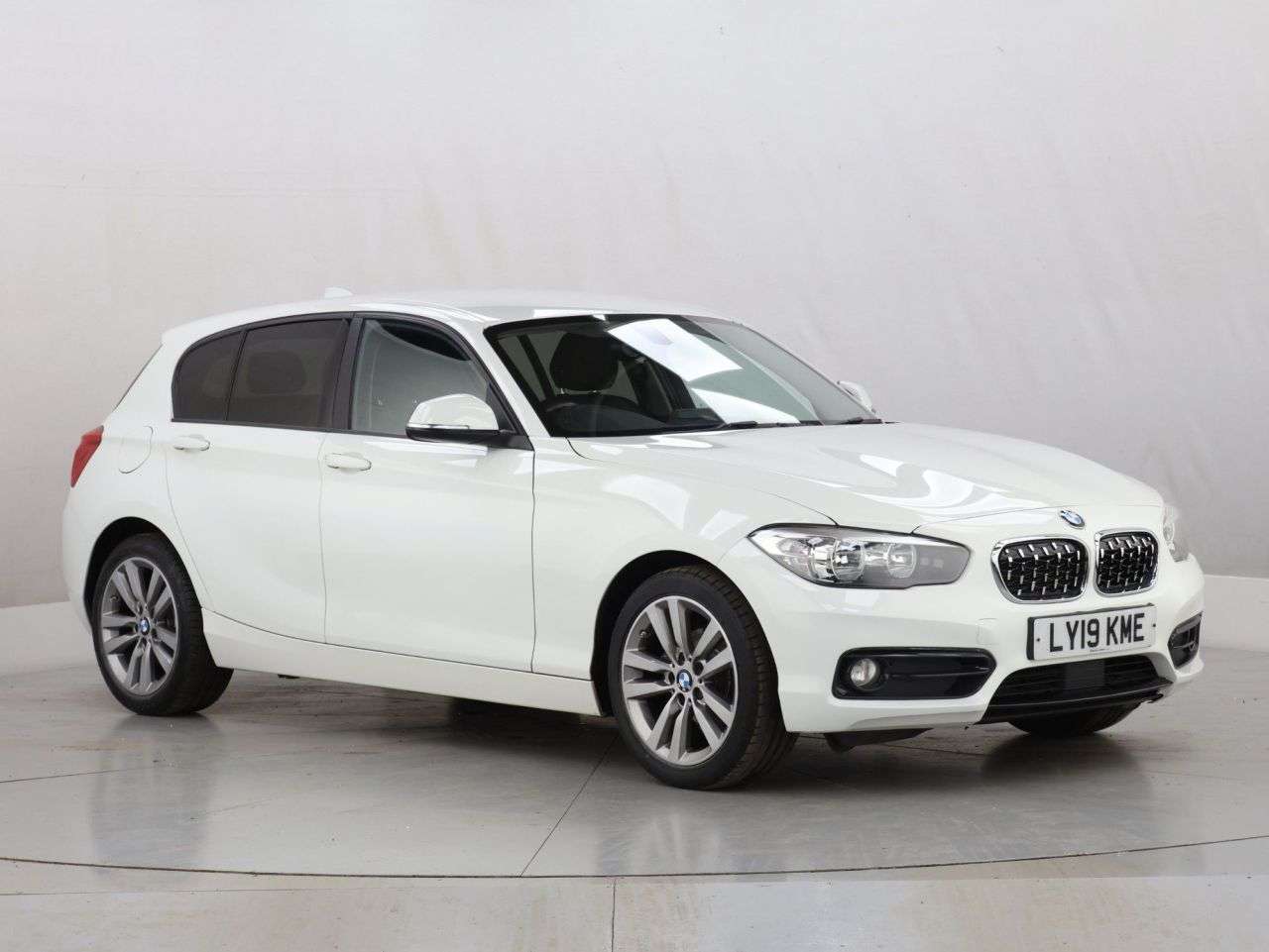 A 2019 BMW 1 SERIES 1.5 118i GPF Sport Hatchback 5dr Petrol Auto Euro 6 (s/s) (136 ps) A 2019 BMW 1 SERIES 1.5 118i GPF Sport Hatchback 5dr Petrol Auto Euro 6 (s/s) (136 ps)