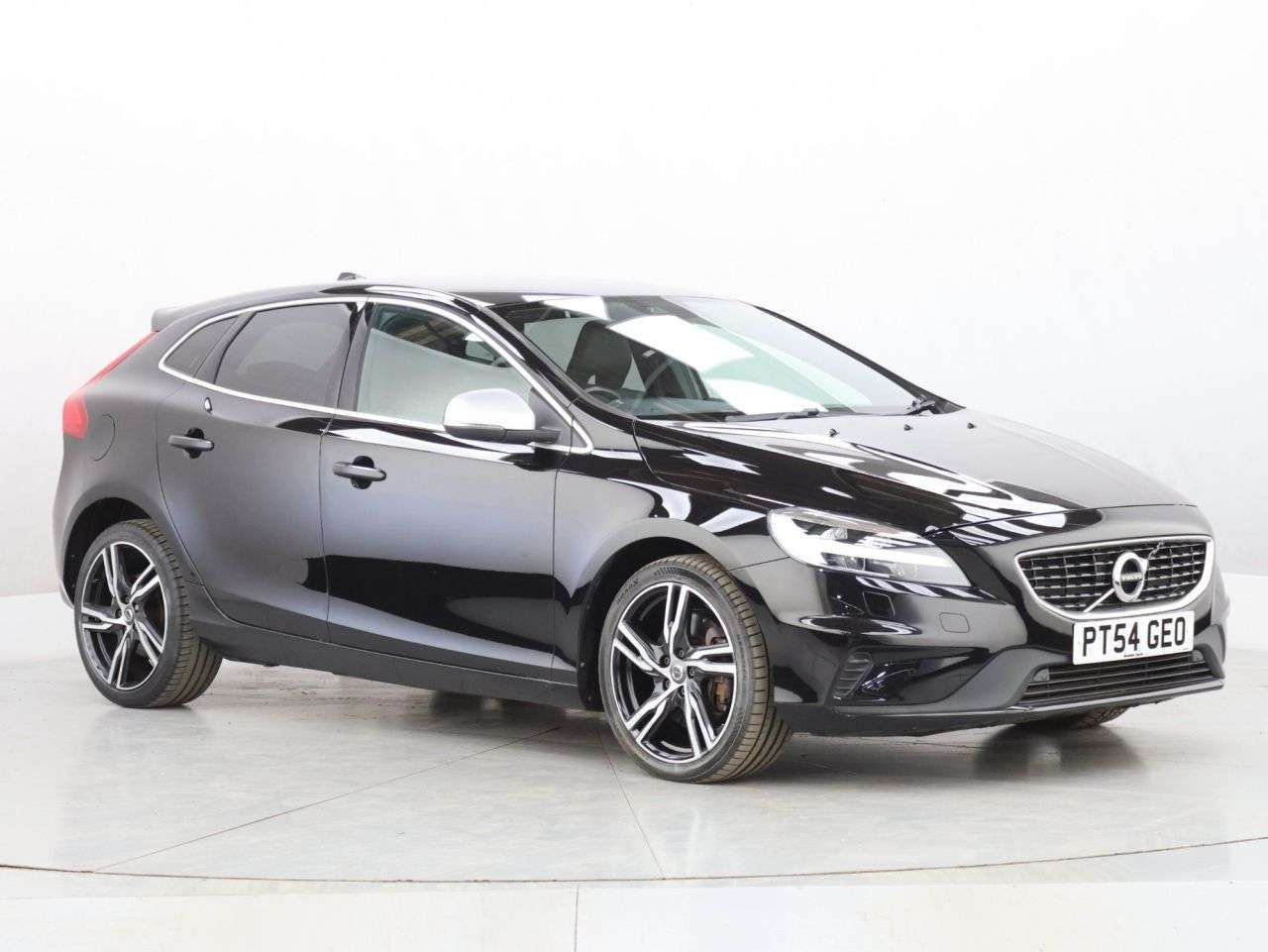 A 2019 VOLVO V40 1.5 T3 R-Design Edition Hatchback 5dr Petrol Auto Euro 6 (s/s) (152 ps) A 2019 VOLVO V40 1.5 T3 R-Design Edition Hatchback 5dr Petrol Auto Euro 6 (s/s) (152 ps)