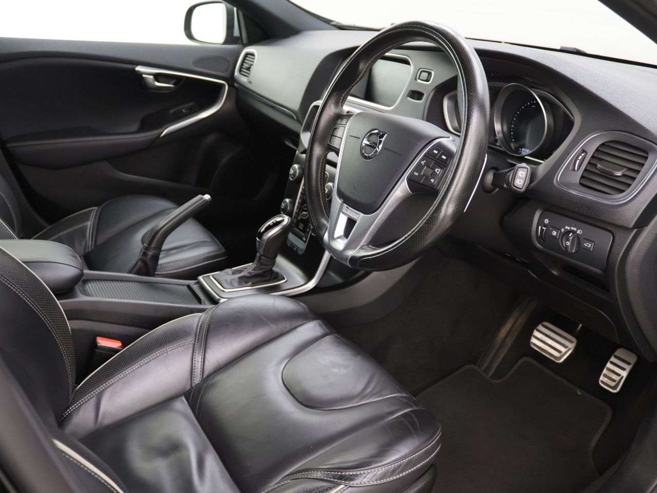 2019 VOLVO V40 2019 VOLVO V40