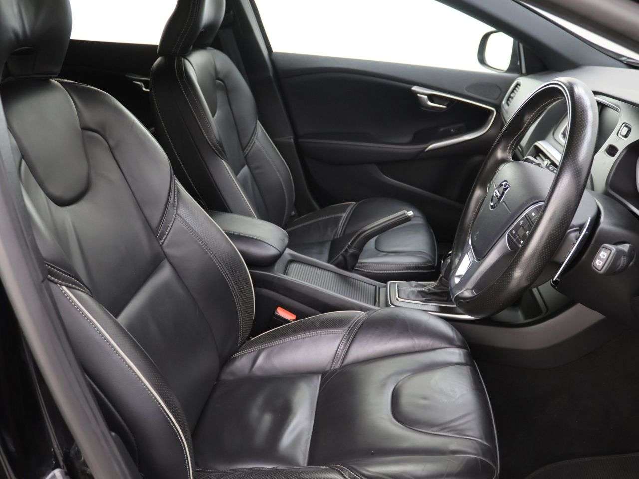 2019 VOLVO V40 2019 VOLVO V40