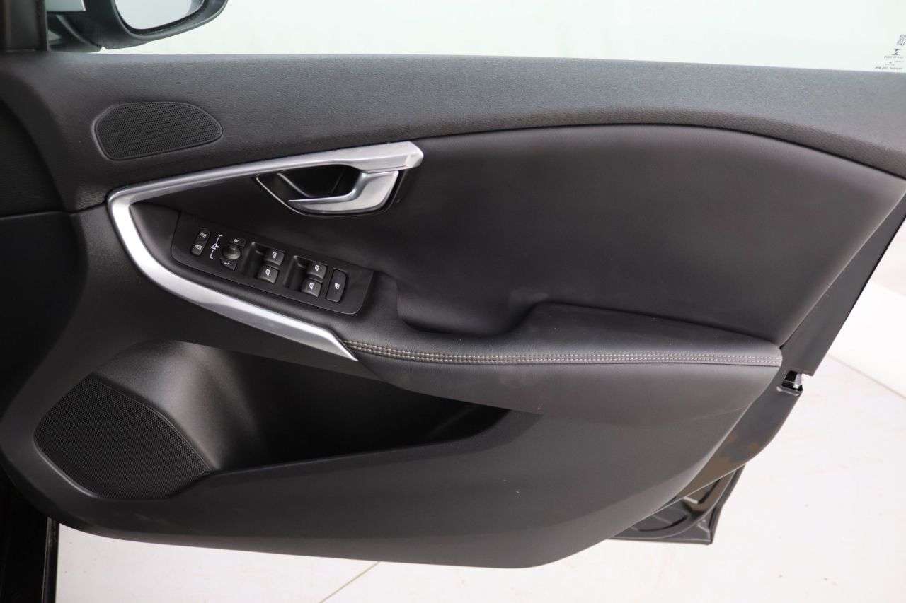 2019 VOLVO V40 2019 VOLVO V40