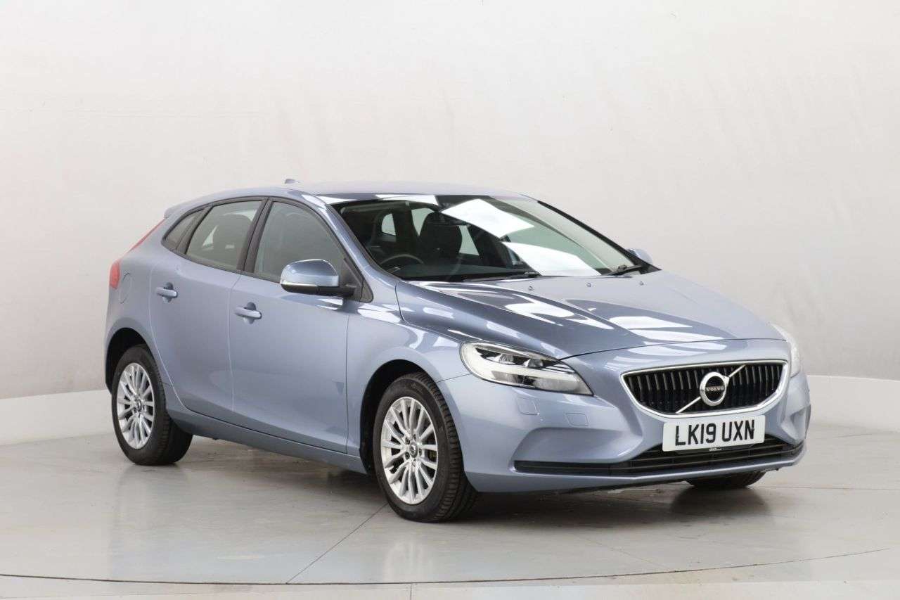 A 2019 VOLVO V40 1.5 T2 GPF Momentum Nav Plus Hatchback 5dr Petrol Auto Euro 6 (s/s) (122 ps A 2019 VOLVO V40 1.5 T2 GPF Momentum Nav Plus Hatchback 5dr Petrol Auto Euro 6 (s/s) (122 ps