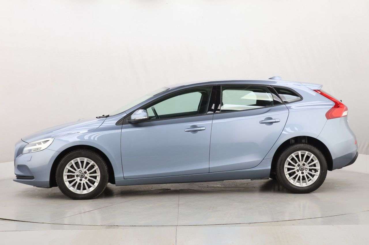 2019 VOLVO V40 2019 VOLVO V40