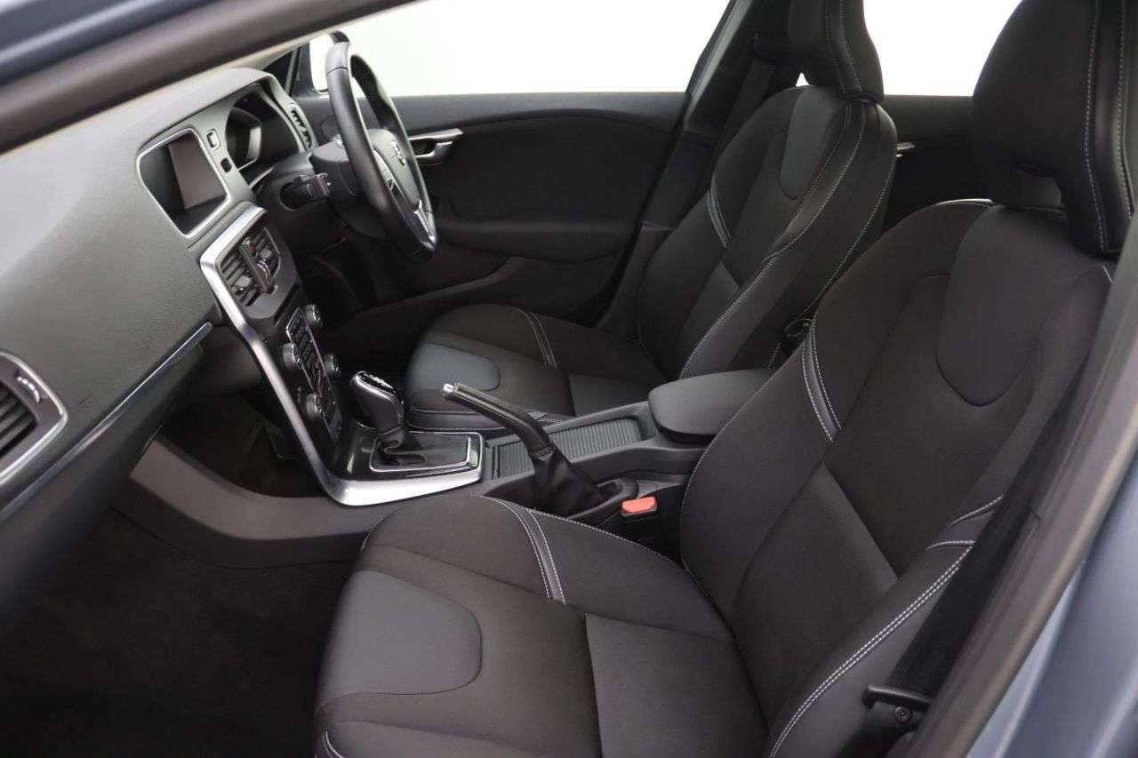 2019 VOLVO V40 2019 VOLVO V40