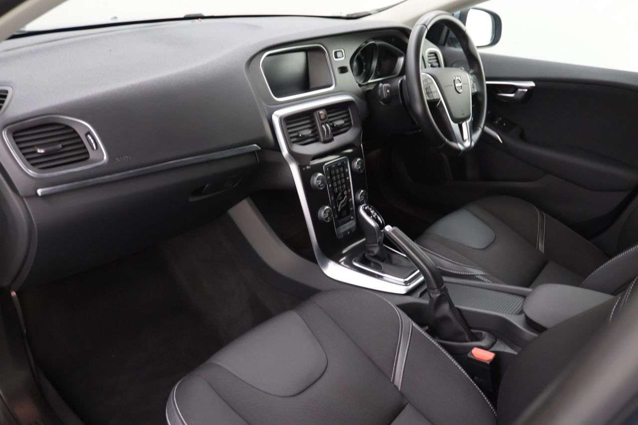 2019 VOLVO V40 2019 VOLVO V40