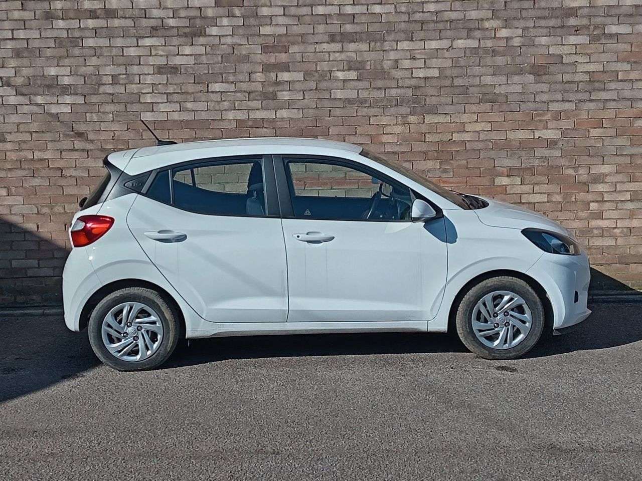 A 2023 HYUNDAI I10 1.0 SE Hatchback 5dr Petrol Manual Euro 6 (s/s) (67 ps) A 2023 HYUNDAI I10 1.0 SE Hatchback 5dr Petrol Manual Euro 6 (s/s) (67 ps)