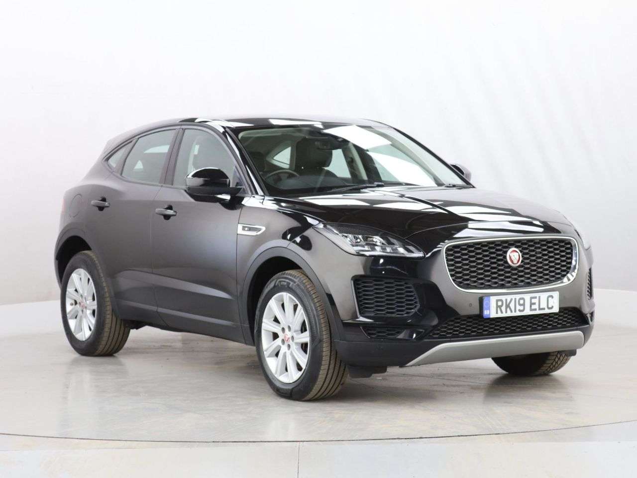A 2019 JAGUAR E-PACE 2.0 P200 S SUV 5dr Petrol Auto AWD Euro 6 (s/s) (200 ps) A 2019 JAGUAR E-PACE 2.0 P200 S SUV 5dr Petrol Auto AWD Euro 6 (s/s) (200 ps)