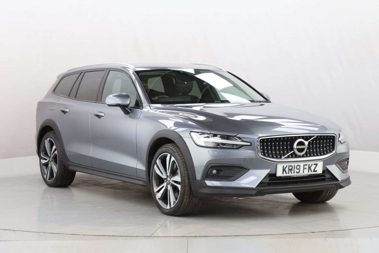 A 2019 VOLVO V60 CROSS COUNTRY 2.0 D4 Plus Estate 5dr Diesel Auto AWD Euro 6 (s/s) (190 ps) A 2019 VOLVO V60 CROSS COUNTRY 2.0 D4 Plus Estate 5dr Diesel Auto AWD Euro 6 (s/s) (190 ps)