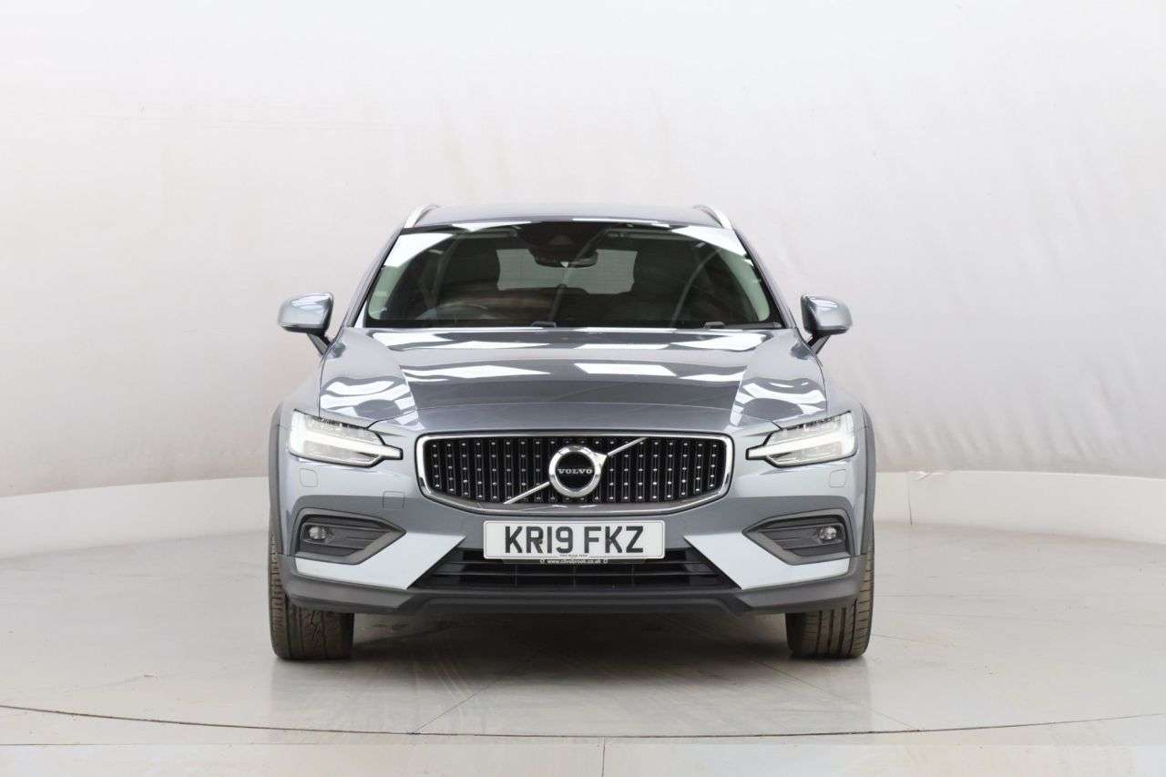 A 2019 VOLVO V60 CROSS COUNTRY 2.0 D4 Plus Estate 5dr Diesel Auto AWD Euro 6 (s/s) (190 ps) A 2019 VOLVO V60 CROSS COUNTRY 2.0 D4 Plus Estate 5dr Diesel Auto AWD Euro 6 (s/s) (190 ps)