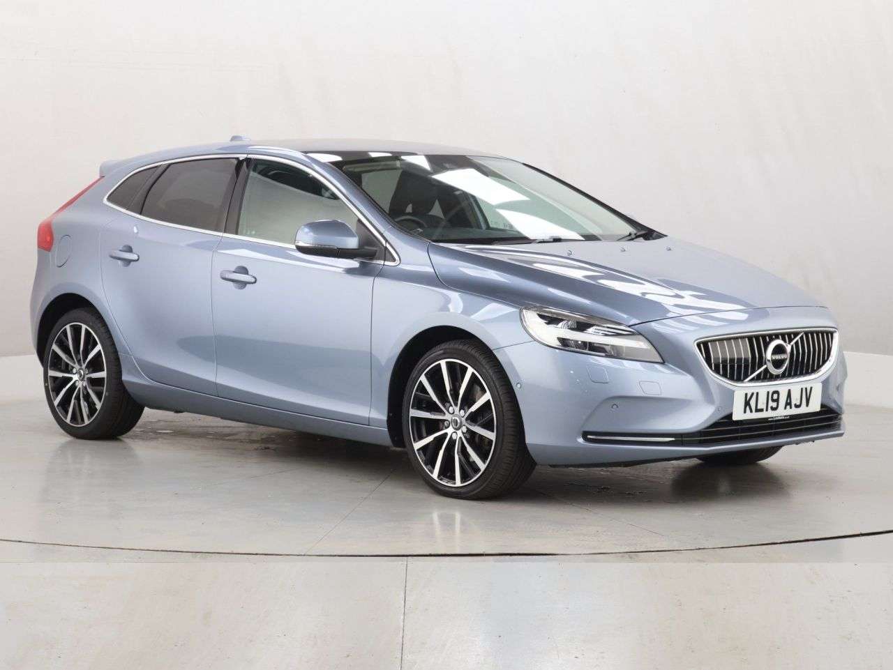 A 2019 VOLVO V40 2.0 D3 Inscription Edition Hatchback 5dr Diesel Auto Euro 6 (s/s) (150 ps) A 2019 VOLVO V40 2.0 D3 Inscription Edition Hatchback 5dr Diesel Auto Euro 6 (s/s) (150 ps)