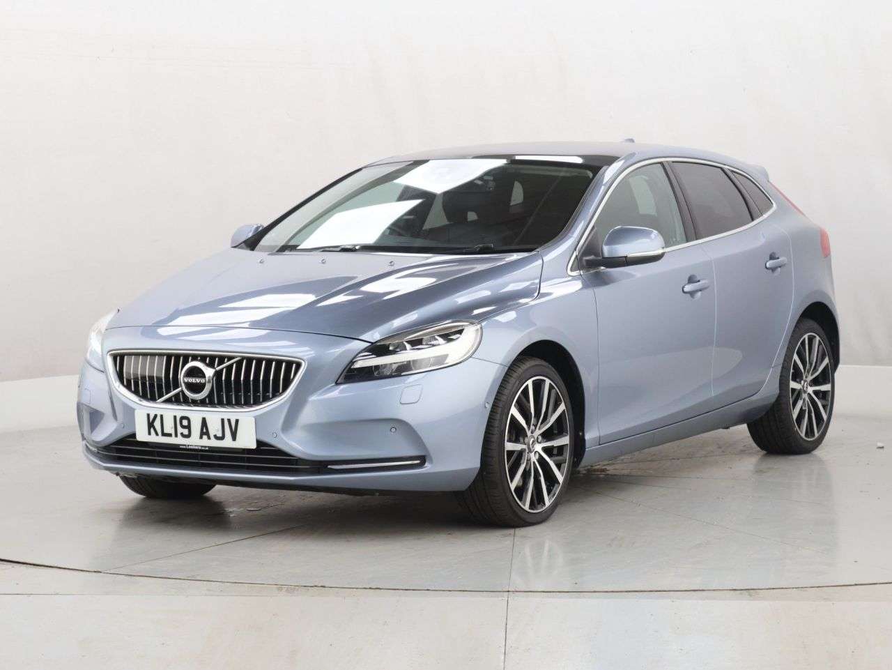 2019 VOLVO V40 2019 VOLVO V40
