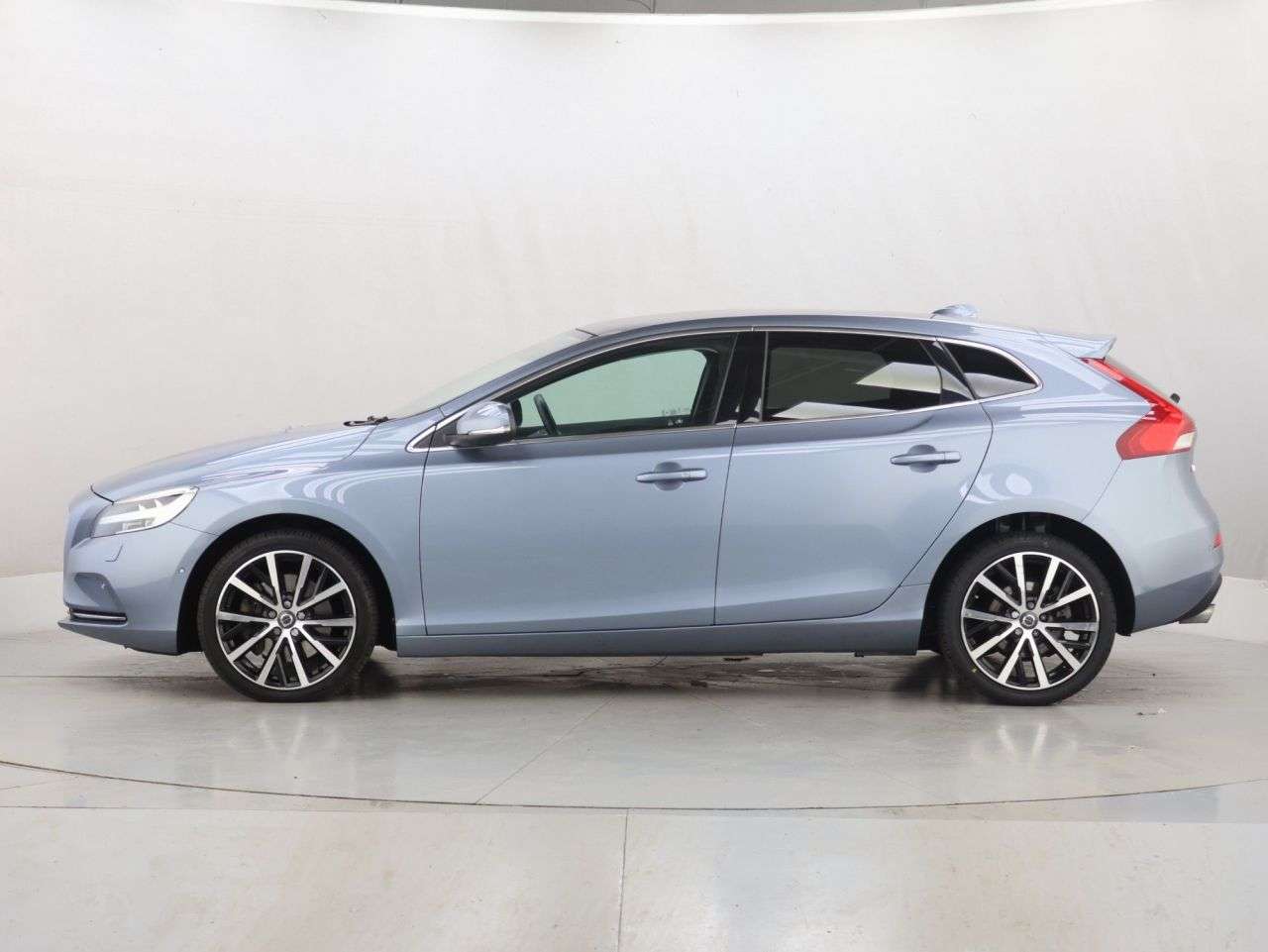 2019 VOLVO V40 2019 VOLVO V40