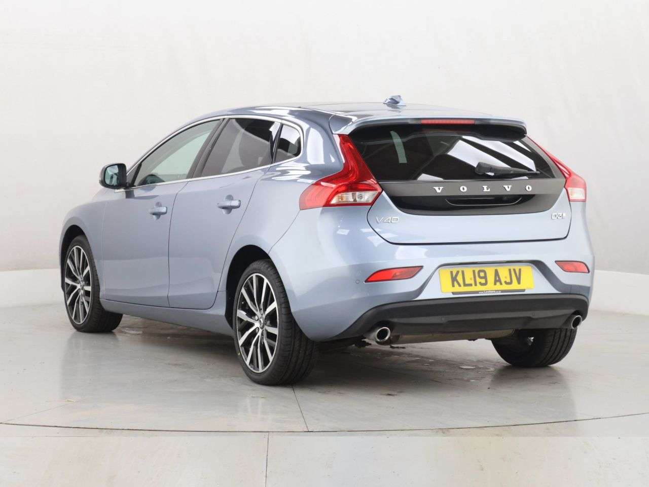 2019 VOLVO V40 2019 VOLVO V40