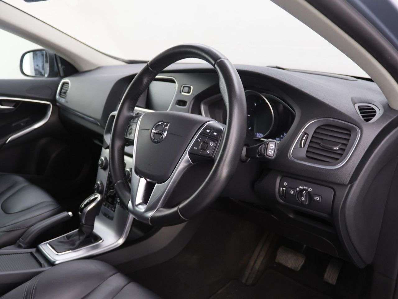 2019 VOLVO V40 2019 VOLVO V40