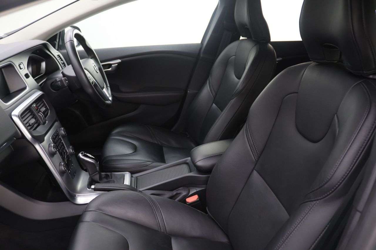 2019 VOLVO V40 2019 VOLVO V40