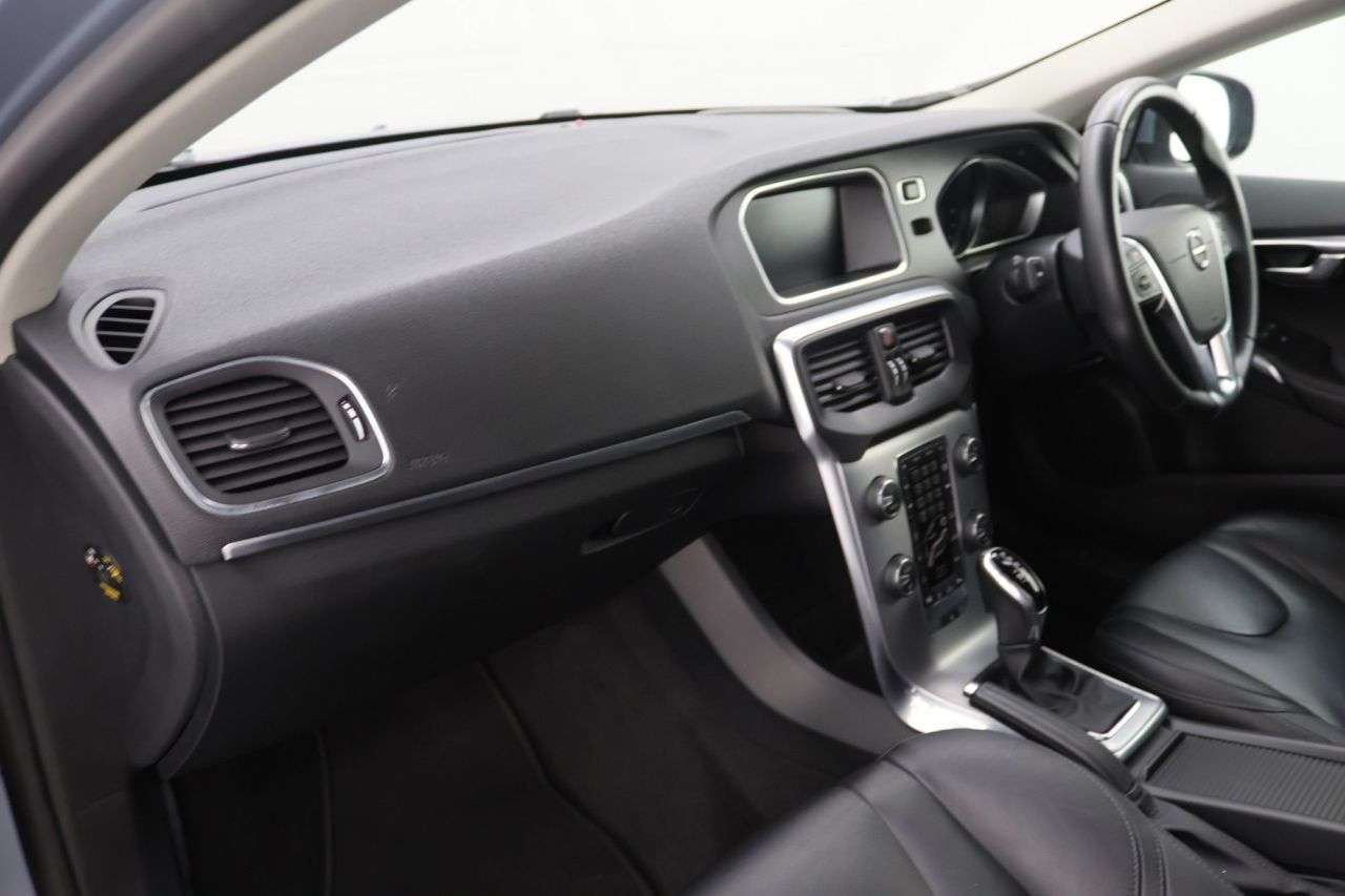 2019 VOLVO V40 2019 VOLVO V40