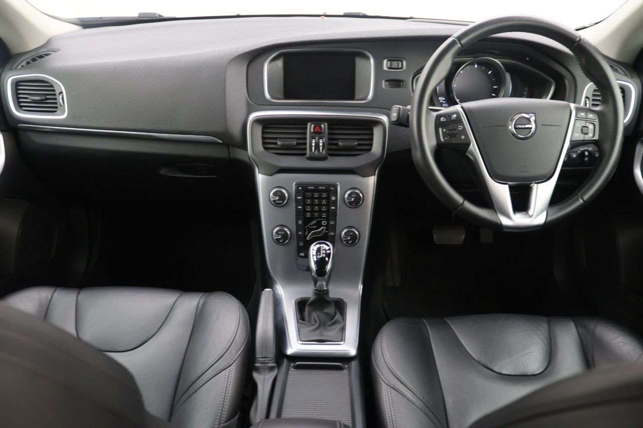 2019 VOLVO V40 2019 VOLVO V40