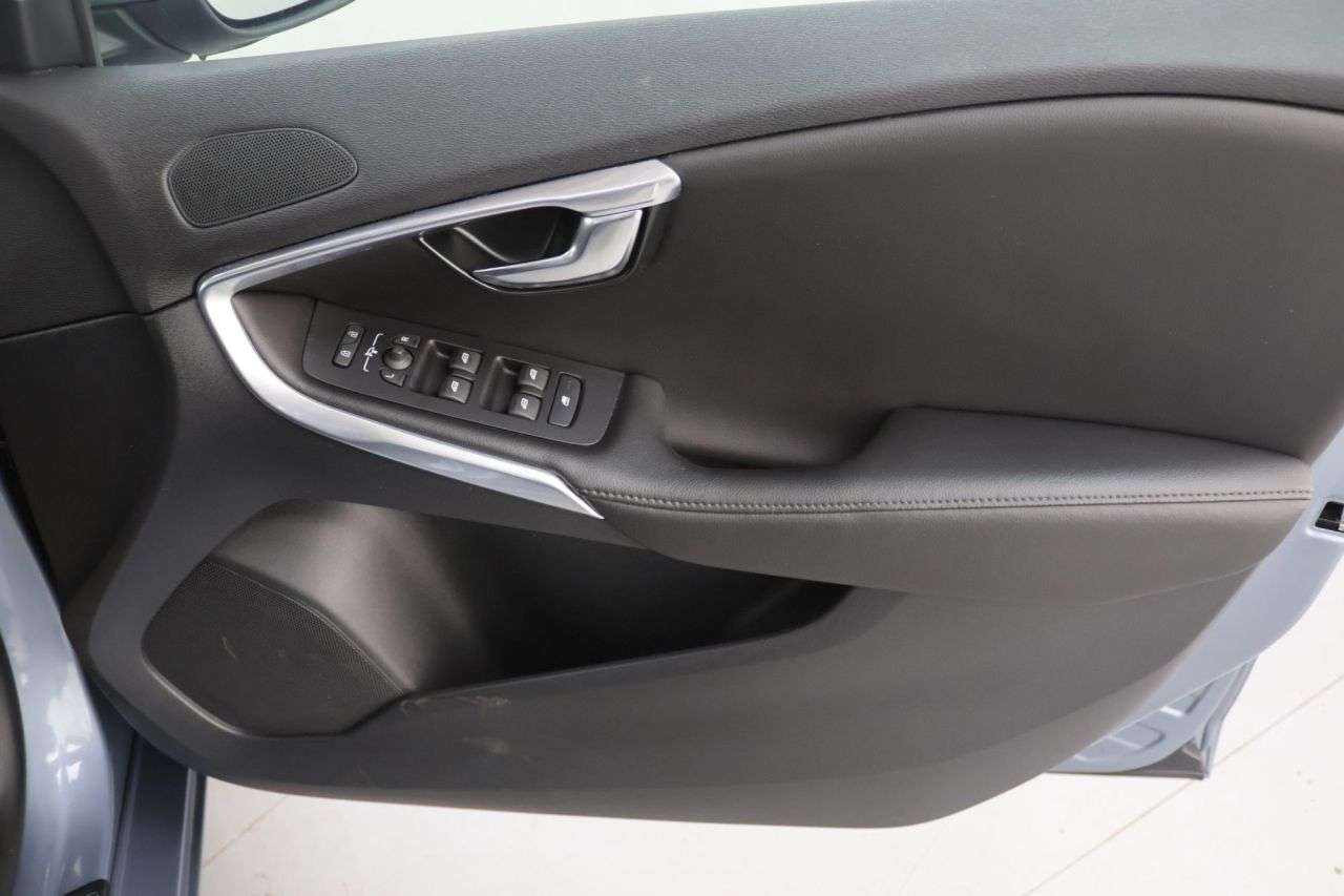 2019 VOLVO V40 2019 VOLVO V40