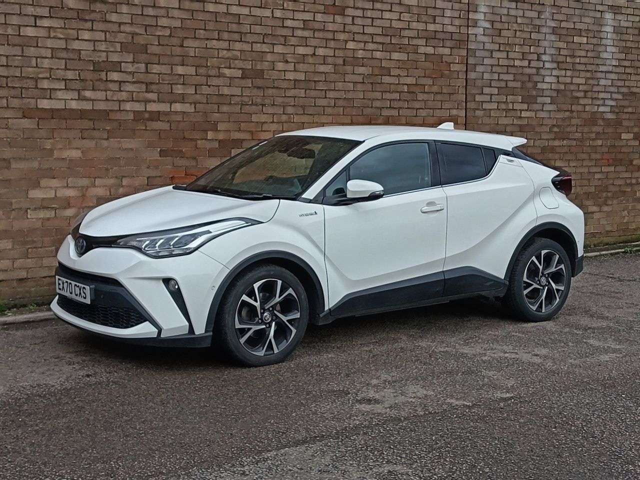 A 2020 TOYOTA C-HR 1.8 VVT-h Design SUV 5dr Petrol Hybrid CVT Euro 6 (s/s) (122 ps) A 2020 TOYOTA C-HR 1.8 VVT-h Design SUV 5dr Petrol Hybrid CVT Euro 6 (s/s) (122 ps)