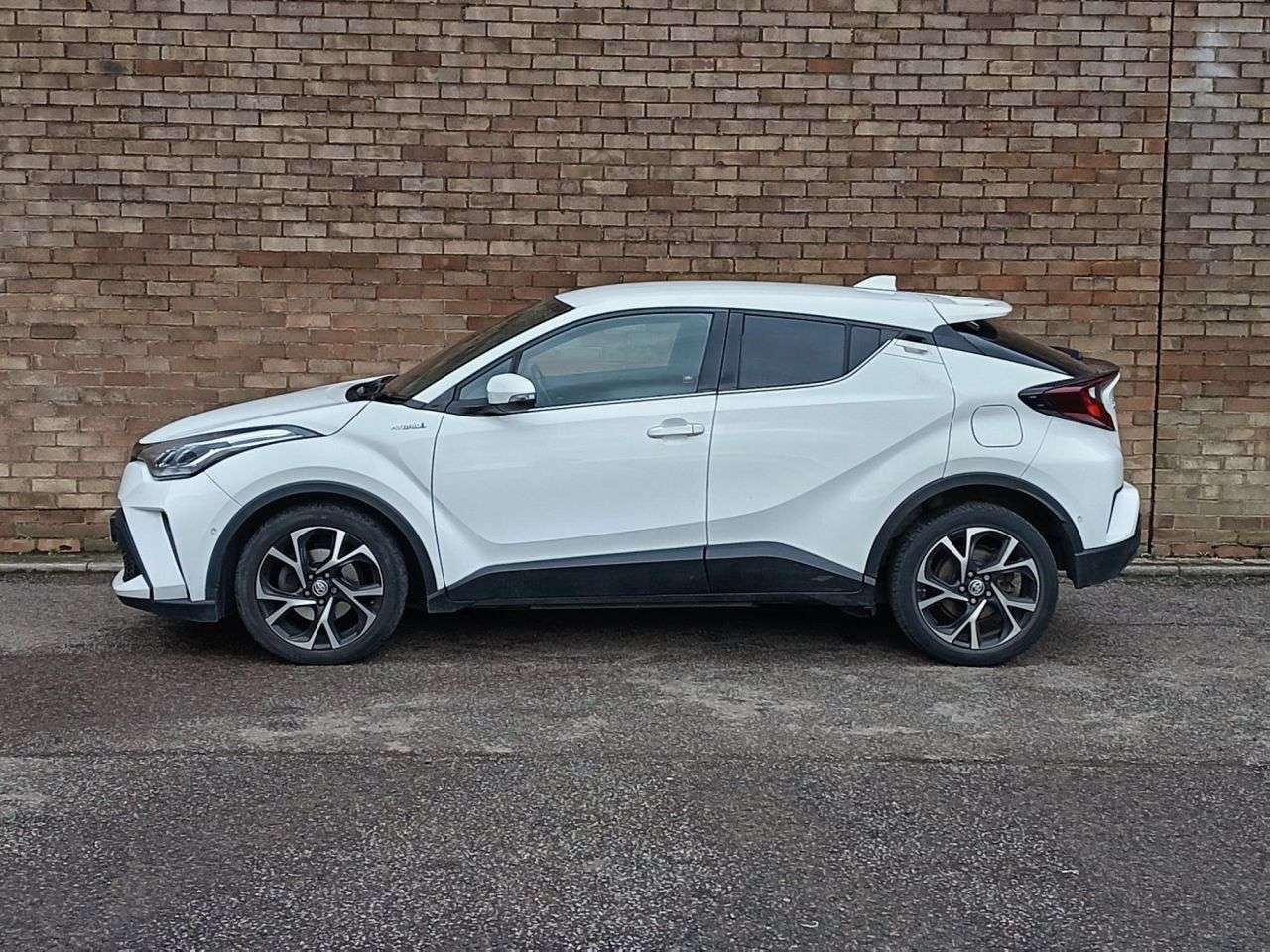 A 2020 TOYOTA C-HR 1.8 VVT-h Design SUV 5dr Petrol Hybrid CVT Euro 6 (s/s) (122 ps) A 2020 TOYOTA C-HR 1.8 VVT-h Design SUV 5dr Petrol Hybrid CVT Euro 6 (s/s) (122 ps)