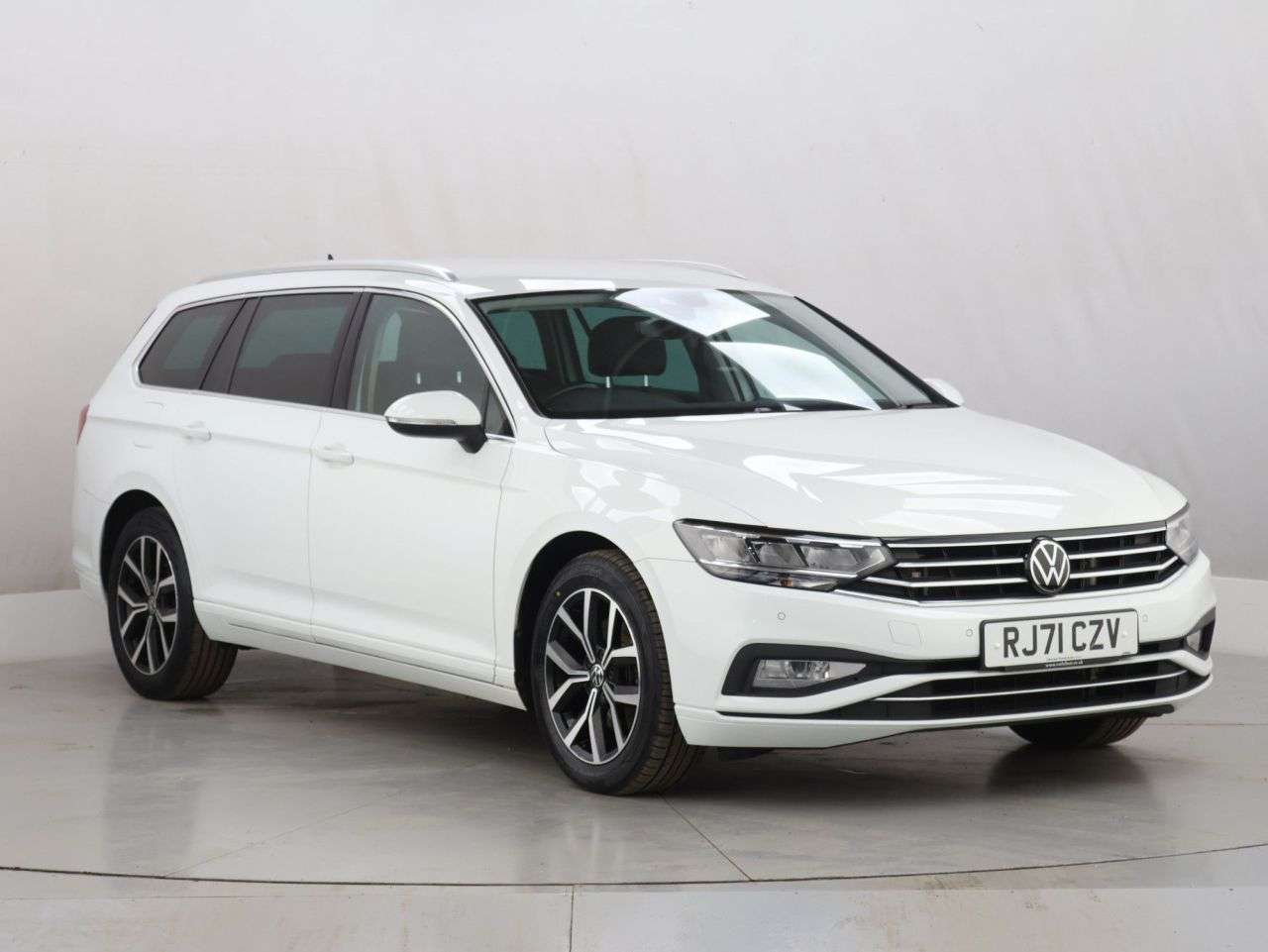 A 2022 VOLKSWAGEN PASSAT 2.0 TDI EVO SEL Estate 5dr Diesel DSG Euro 6 (s/s) (150 ps) A 2022 VOLKSWAGEN PASSAT 2.0 TDI EVO SEL Estate 5dr Diesel DSG Euro 6 (s/s) (150 ps)